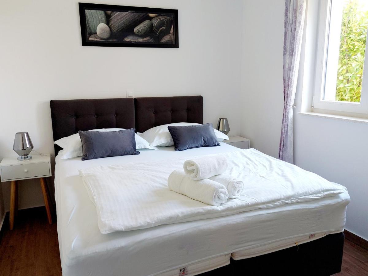 Apartments Nika Примоштен Екстер'єр фото